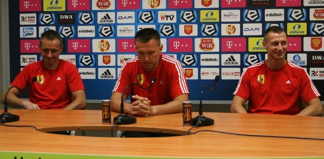 Od lewej Paweł Golański, trener Leszek Ojrzyński i Daniel Gołębiewski na czwartkowej konferencji prasowej w Koronie przed meczem ze Śląskiem Wrocław.