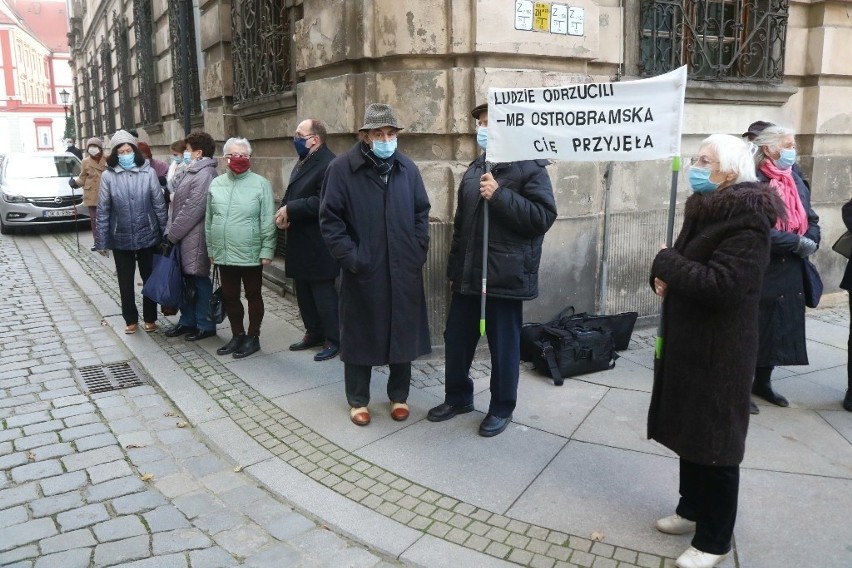 Wrocław: Msza za kardynała Gulbinowicza. Wierni oburzeni, ochrona przed wejściem do kościoła [ZDJĘCIA]