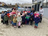 Dzieci odwiedziły policjantów z komisariatu w Chęcinach