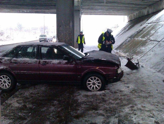 Kobiecie kierującej audi nic się nie stało. Dostała mandat.