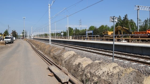 Traw remont linii kolejowej Poznań - Warszawa. W maju planowane jest zakończenie prac pomiędzy Podstolicami a Koninem