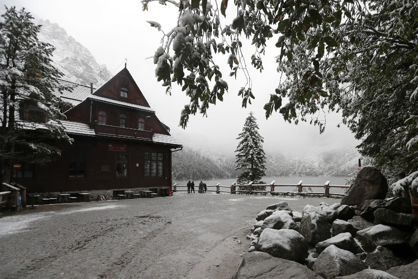 Mimo kalendarzowego lata w Tatrach w nocy z soboty na niedzielę spadł śnieg [ZDJĘCIA]