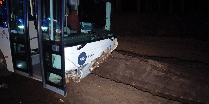 Groźne zdarzenie na remontowanej trasie Słupsk-Ustka. Autobus wypadł z drogi