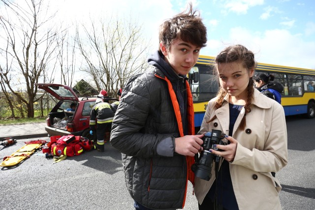 Ola i Eryk byli między innymi na miejscu pozorowanego wypadku. Robili zdjęcia i nagrywali materiał wideo.