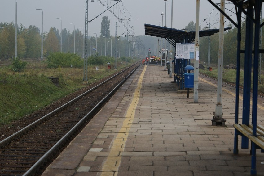 Trwa remont peronu na stacji kolejowej w centrum Dąbrowy...