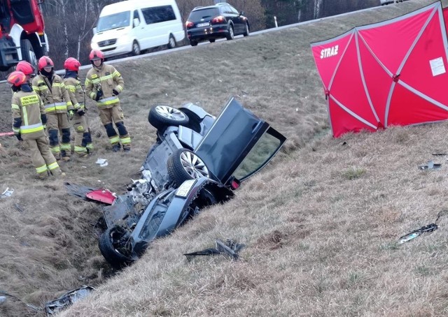 Tragiczny wypadek na drodze wojewódzkiej. Ciężarówka zderzyła się z volkswagenem