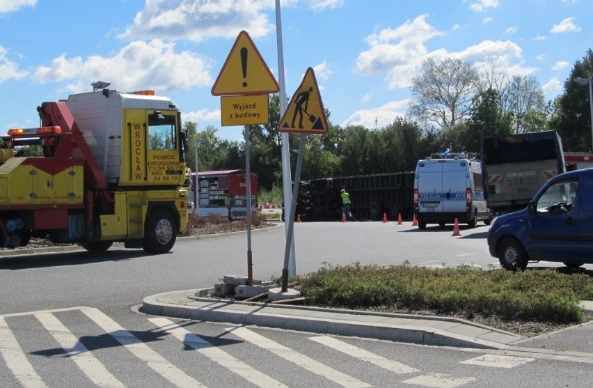 Wypadek na Granicznej. Wywrócił się tir przewożący...