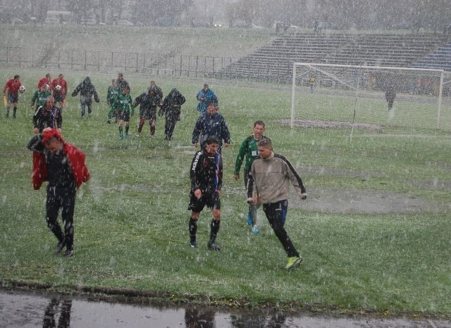 Piłkarze Granatu Skarżysko i Pogoni Staszów (w zielono-czarnych strojach) rozgrywali swe spotkanie w anormalnych warunkach atmosferycznych.