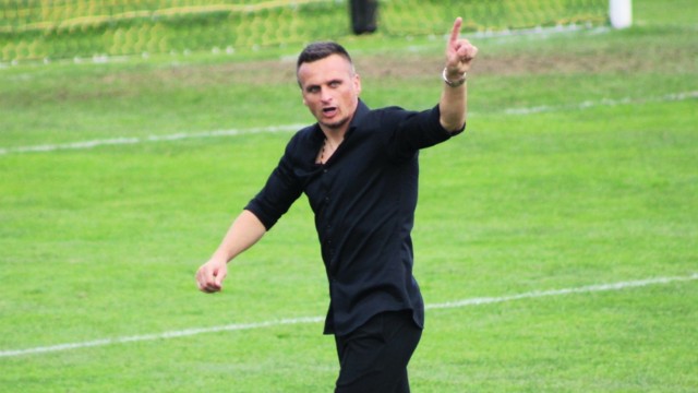 Sławomir Peszko od początku swojej trenerskiej kariery na meczach występuje w czarnym outficie. Kiedy jest zimno, na koszulę zakłada czarną kurtkę