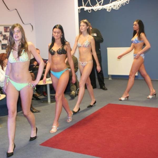Kandydatki do tytułu Miss Ziemi Radomskiej musiały zaprezentować się przed jurorami w kostiumach kąpielowych.