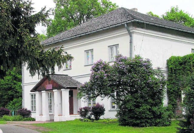Szkoła podstawowa w Piotrkowicach mieści się w jednym z trzech XVIII-wiecznych budynków, po które zgłosili się spadkobiercy.