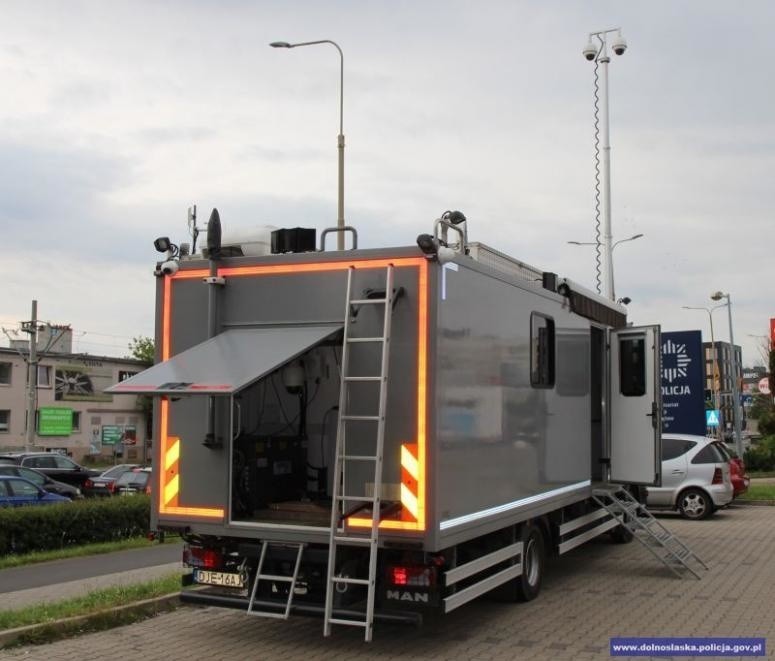 Uważajcie na tę ciężarówkę. To auto policji z kamerą, można zarobić mandat! (ZDJĘCIA)