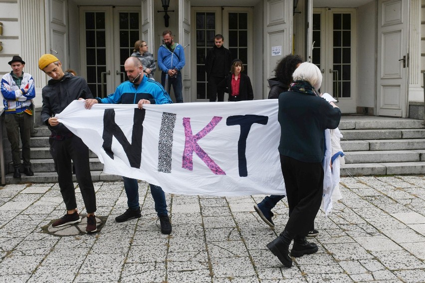 W Poznaniu przed Teatrem Polski, Centrum Kultury Zamek i...