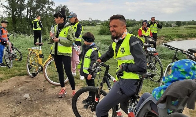 Wiele osób wzięło udział w rajdzie rowerowym "Śladami  Rodzin Sklodowskich i Boguskich".