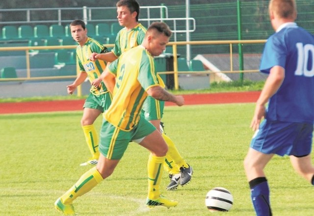 Mateusz Kokosza (przy piłce) strzelił cztery gole dla Grodu Ćmińsk w sobotnim spotkaniu z Nidą Sobków. 