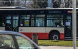 Trzej mężczyźni pobili pasażera autobusu na przystanku Hucisko w Gdańsku. Ofiara z ranami głowy trafiła do szpitala. Policja szuka sprawców