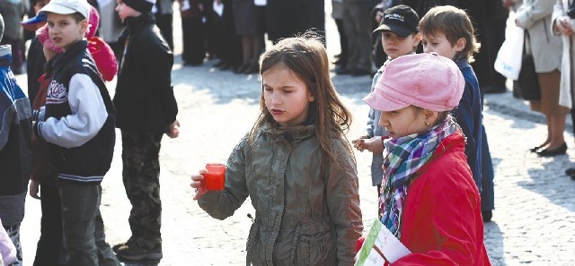 Dzieci postawiły znicze pod pomnikiem marszałka Józefa Piłsudskiego