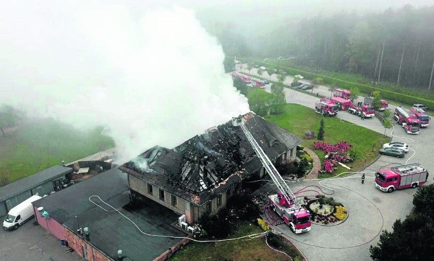 Kilkudziesięciu strażaków walczyło w pożarem dachu Lipowego...
