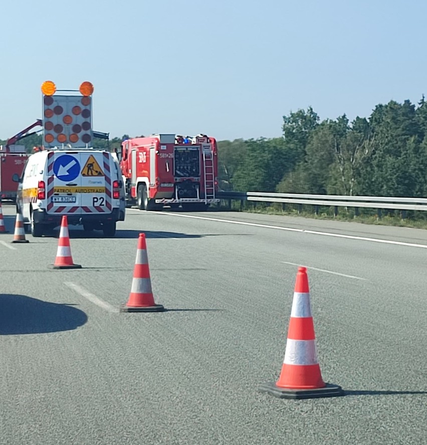 Podróżujący samochodem zdążyli opuścić auto zanim pożar...