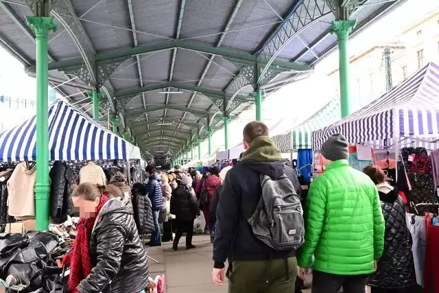 Niedzielny targ na Świebodzkim jak co tydzień odwiedziły tłumy wrocławian! Jakie perełki mogli tam dziś znaleźć? Zobacz w galerii zdjęć.