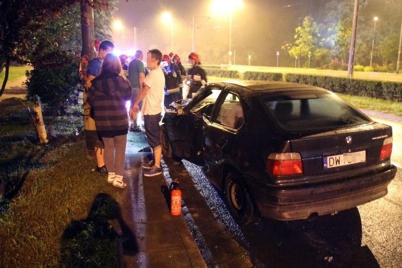 Wrocław: Bmw uderzyło w latarnię na Hallera. 18-latek stracił panowanie nad autem (ZDJĘCIA)