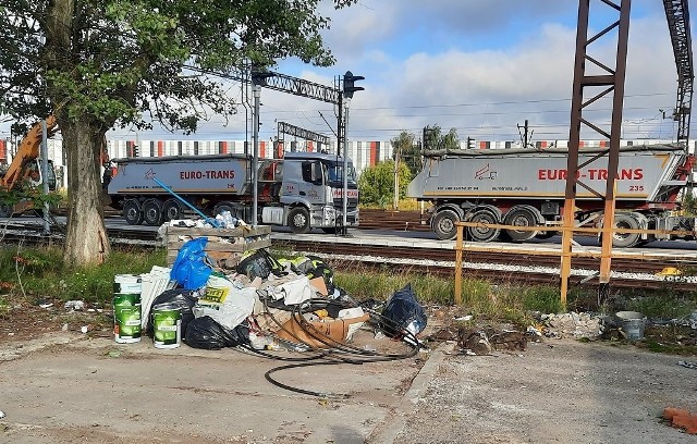 Straż miejska usuwa coraz więcej nielegalnych wysypisk śmieci w Poznaniu.Kolejne zdjęcie --->