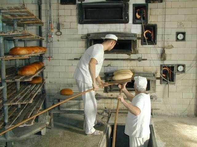 Wypiek chleba w Piekarni "Chle-Buś&#8221; w Nowej Dębie.