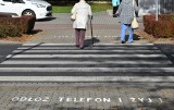Policja w Oświęcimiu popiera miejską akcję „Odłóż telefon i żyj”, czyli malowania ostrzeżeń przed przejściami dla pieszych. WIDEO