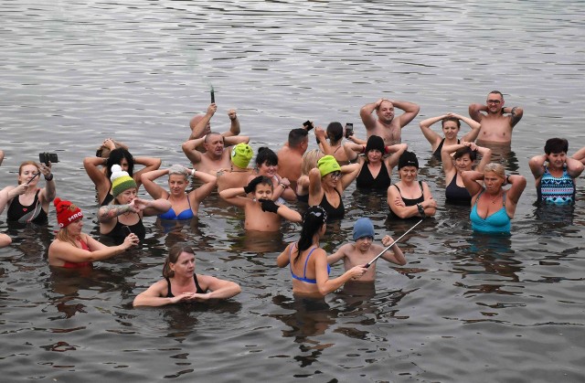 Członkowie Kruszwickiego Klubów Morsów odbyli w niedzielę, 29 października, pierwszą w sezonie 2023/2024 zimną kąpiel w Gople. Przez najbliższe miesiące będą w każdą niedzielę wchodzić do coraz zimniejszej wody legendarnego jeziora
