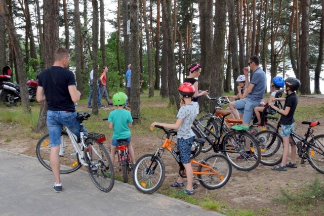 Pochmurna niedziela nie odstraszyła chętnych do wypoczynku nad zalewem w podkieleckiej Cedzynie. Od rana nad popularnym zbiornikiem spotkać można było całe rodziny z dziećmi, wypoczywali zarówno na plaży, jak i aktywnie - spacerując lub na rowerach. Sprawdź, jak wyglądała niedziela 21 czerwca nad zalewem w Cedzynie.WIĘCEJ ZDJĘĆ NA KOLEJNYCH SLAJDACH>>>