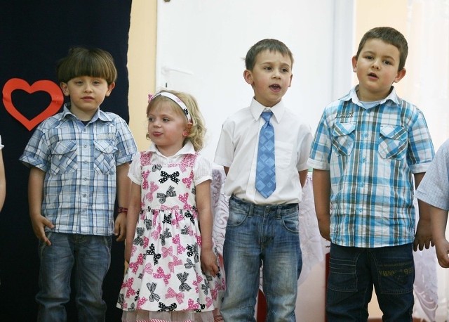 Przedszkolaki zaśpiewały dla swoich rodziców kilka radosnych piosenek. Od lewej stoją Igor, Wiktoria, Krzyś i Kuba.