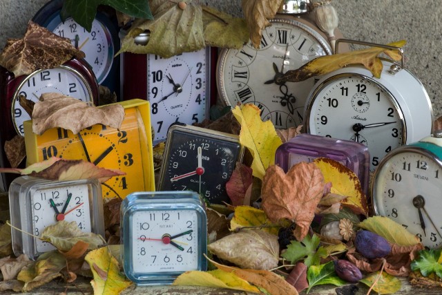 Zmiana czasu 2018. Kiedy zmieniamy czas z letniego na zimowy? Zegarki przestawiamy w ostatni weekend października 2018 roku. Czy to będzie ostatnia zmiana czasu w Polsce? Kiedy i o której godzinie nastąpi zmiana czasu 2018?