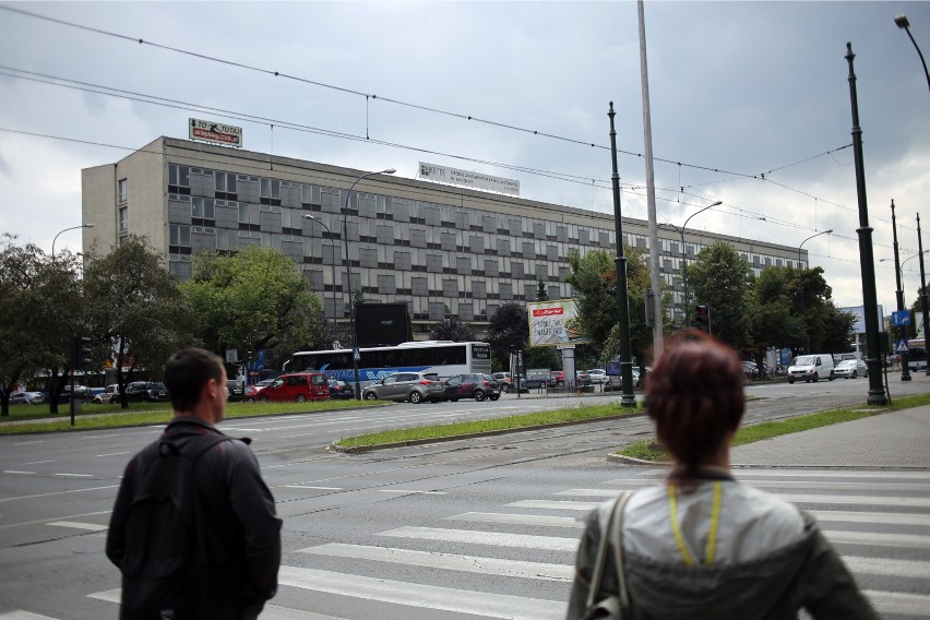 Hotel Cracovia obok Błoń. Hotelem już nie jest, groziło mu,...