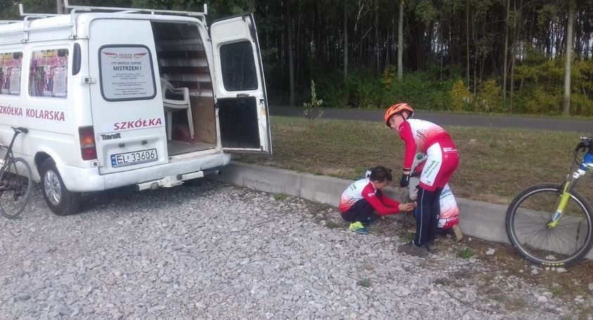 To jest Łódź. Dzięki urzędnikom. Młodzi kolarze muszą się myć na... parkingach!