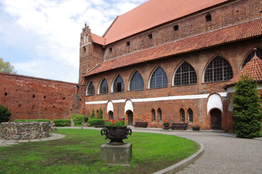W XIV w. w zakolu Łyny w Olsztynie wzniesiono zamek, który...