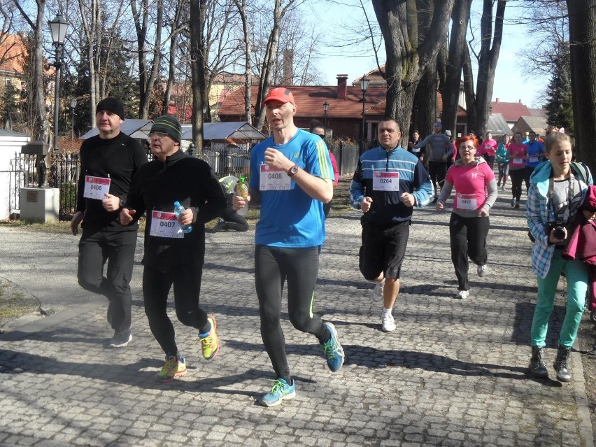 Bieg Polki dla Polki w Żywcu. Promowali profilaktykę badań i zbierali pieniądze [ZDJĘCIA+WIDEO] 