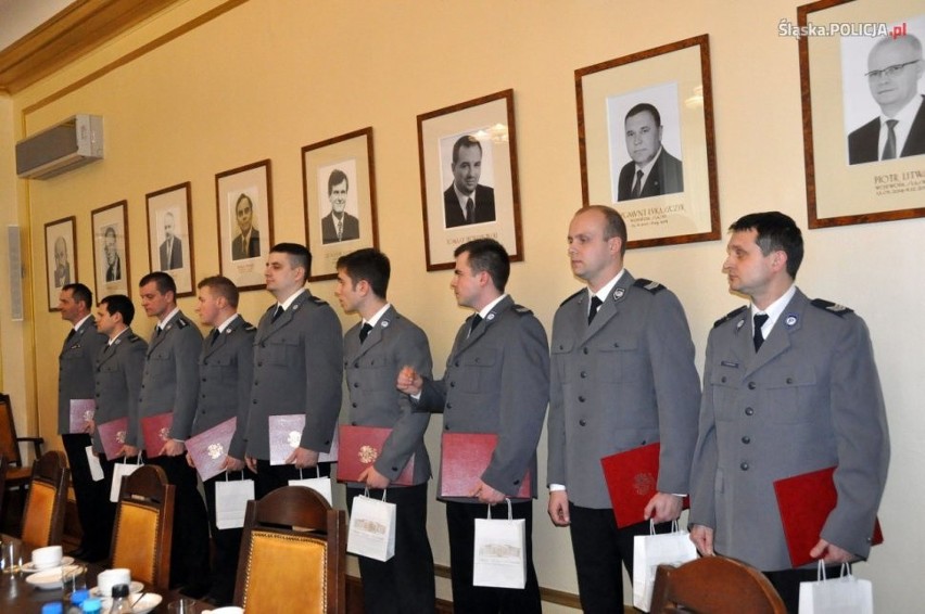 Policjanci z Rybnika ratowali ludzi z płonącego bloku....