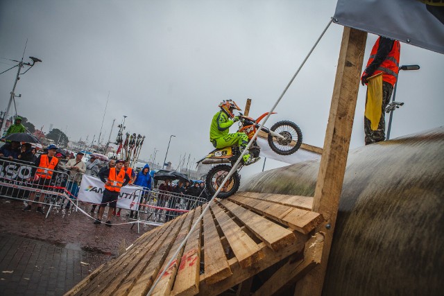 W usteckim porcie rozpoczęły się zawody motocyklowe Hard Enduro - "Charlotta Ustka Enduro Extreme". Będzie to jedna z największych imprez enduro w Polsce, zaraz za "111 Red Bull Megawatt", które są rozgrywane w Bełchatowie. Sobota to pierwszy dzień zawodów. Już jutro (niedziela 25.06) kolejny etap. Tym razem zawodnicy rywalizować będą w Dolinie Charlotty. Rozegrane zostaną tzw. Enduro Sprinty. Wyścigi te na celu mają ustalenie kolejności startowej w finałowym wyścigu.PROGRAM Charlotta Enduro Extreme 