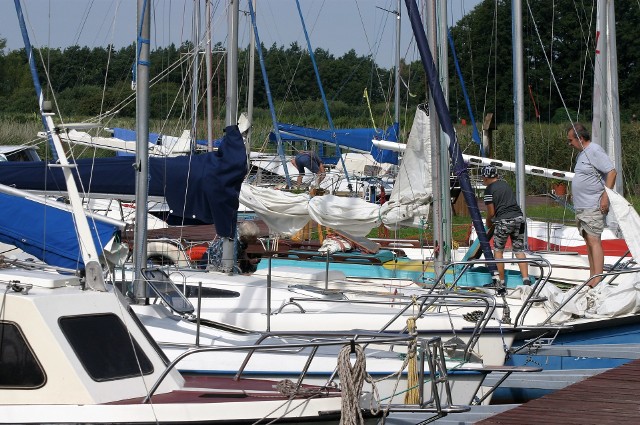 Na jez. Mielno w gm. Pakość odbywają się dwudniowe regaty żeglarskie zorganizowane przez Yacht Klub Polski Inowrocław. Uczestniczy w nich 99 żeglarzy. Impreza odbywa się w ramach „Kujawsko-Pałuckiej Operacji Żagiel 2018 Jachtów Kabinowych i Klasy Omega". W ramach zawodów rozegrane zostaną w niedzielę, 12 sierpnia, "Regaty o Błękitną Wstęgę jez. Mielno". Na zdjęciach otwarcie regat i przygotowania do pierwszego biegu, którego start skutecznie uniemożliwiał braku wiatru.