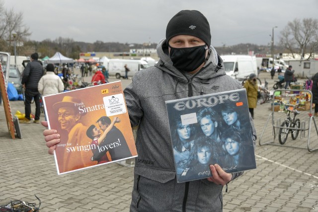 Na giełdzie w Sandomierzu już wiosennie. Można kupić rowery w dobrej cenie, nie brakuje też świątecznych ozdób i wielkanocnych koszyczków. Obok pisanek i zajączków tradycyjnie jest mnóstwo bibelotów, dużo rękodzieła i klimatycznych staroci. Miłośnicy książek i starych winyli też znajdą coś dla siebie - jest w czym wybierać.Zobaczcie na kolejnych slajdach, co można było kupić na giełdzie w Sandomierzu w sobotę, 20 marca. Używaj strzałek lub gestów, by przejść do kolejnego slajdu>>>>Czytaj także: Zbiórka dla Bartusia Przychodzkiego na giełdzie w Sandomierzu [WIDEO, ZDJĘCIA]