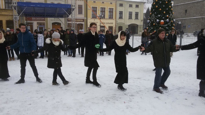 Polonez w wykonaniu maturzystów z Żywca