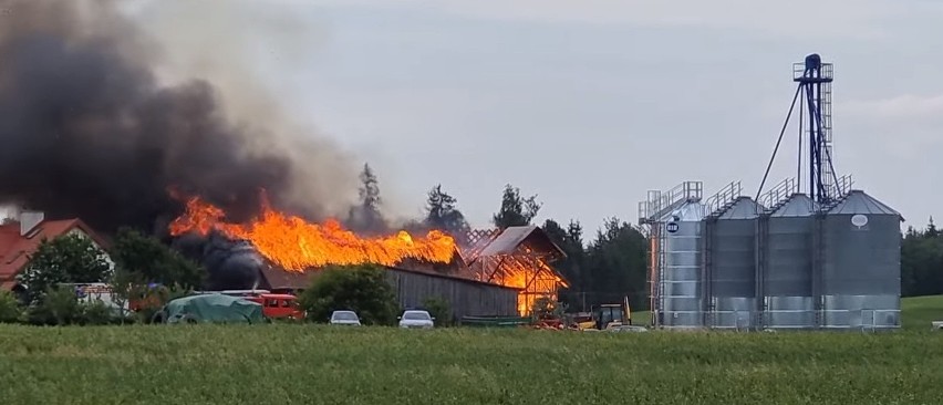 Sokoły. Wielki pożar w gminie Gołdap. Ogień strawił garaże, stodołę i budynek gospodarczy. Trwa zbiórka pieniędzy [ZDJĘCIA]