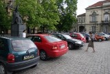 Mieszkańcy Kazimierza walczą o miejsca parkingowe
