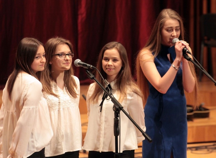 Wielojęzyczne śpiewanie uczniów II Liceum imienia Konopnickiej w Radomiu