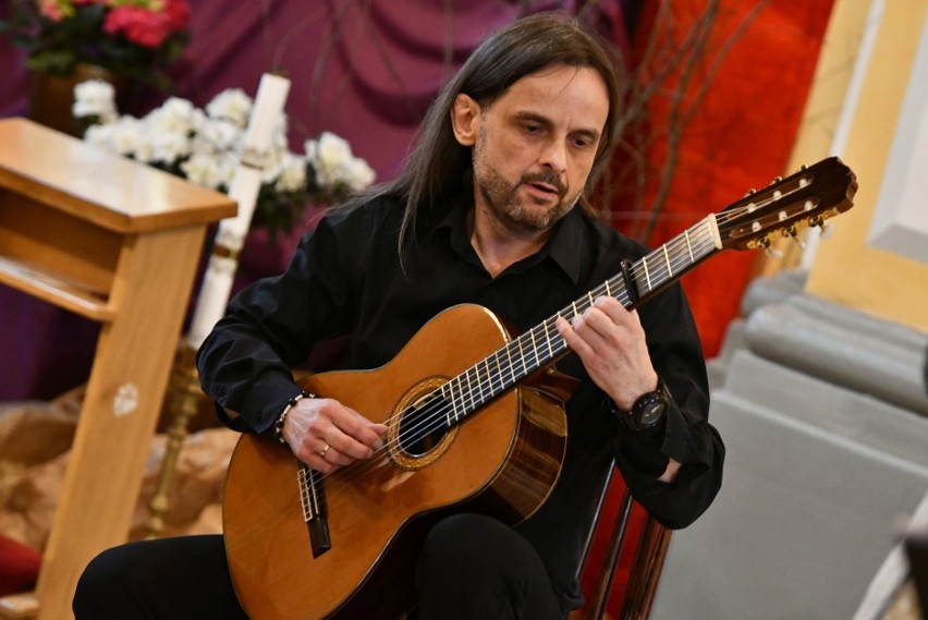 Marcin Majerczyk dał także poetycko-gitarowy występ.