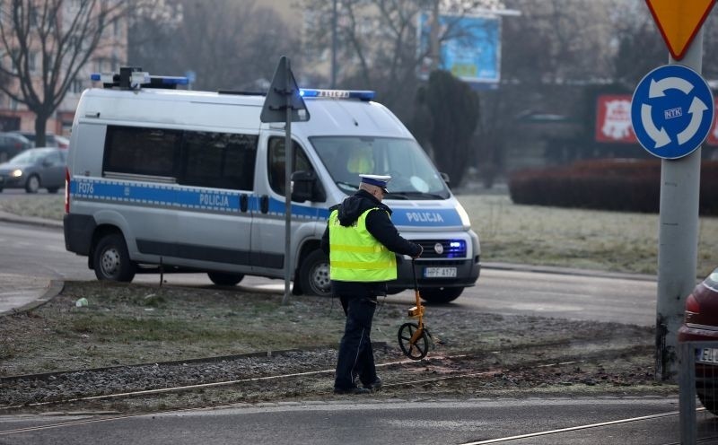 Groźny wypadek na rondzie im. Broniewskiego przy ul. Kilińskiego. Kierowca wjechał w słup! Ranni!