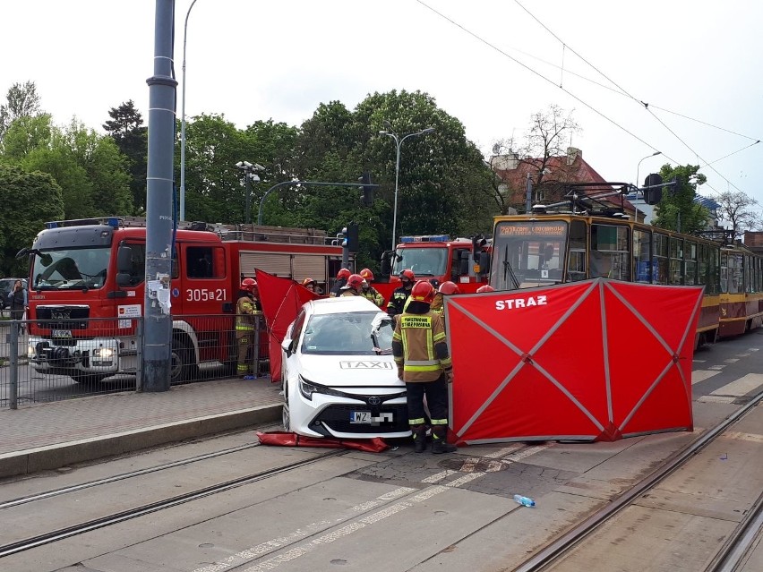 Śmiertelny wypadek na skrzyżowaniu ul. Piotrkowskiej i ul. Sieradzkiej w Łodzi! W zderzeniu z tramwajem zginął taksówkarz ZDJĘCIA