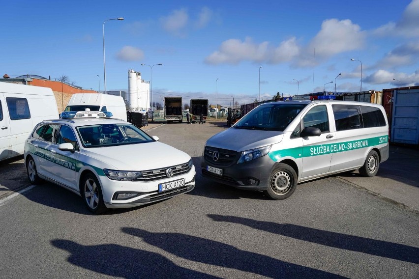 Pomorska Służba Celno-Skarbowa przekazała Ukraińcom zajętą podczas próby przemytu odzież. Jakie są metody wyłapywania kontrabandy?