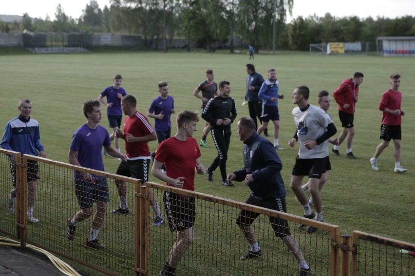 4 liga. Spartakus Daleszyce wznowił treningi. Na pierwszych zajęciach było 24 zawodników. Zobaczcie kto był w tym gronie [ZDJĘCIA]