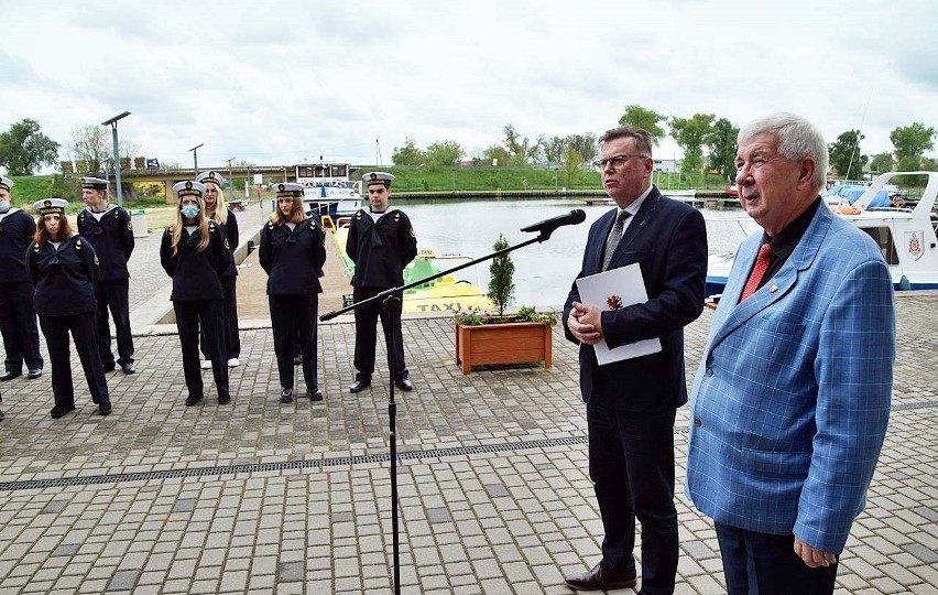 Na przystani w Nakle wicemarszałek Zbigniew Ostrowski...